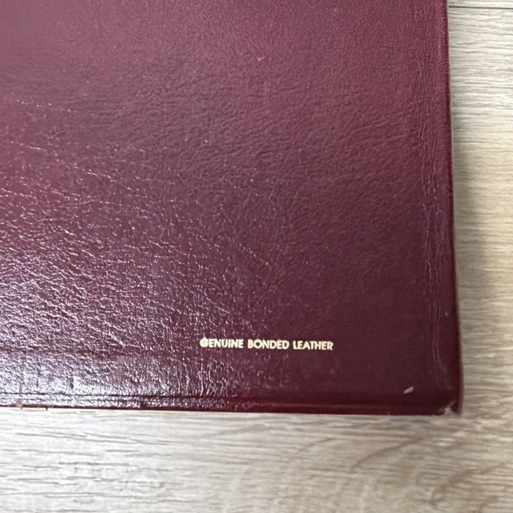 Holy Bible New King James Version‎ Red Letter Edition Bonded Leather Gold Edge